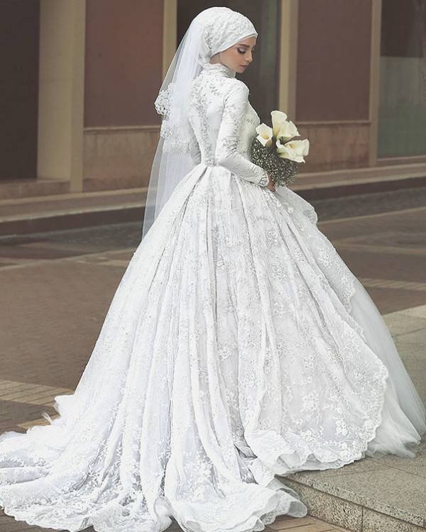 such a clean wedding dress